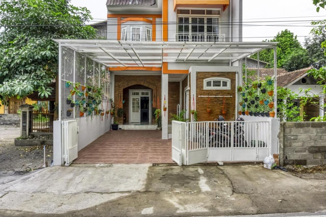 红多兹酒店-近信德库苏玛教育园2号 Cebongan 外观 照片